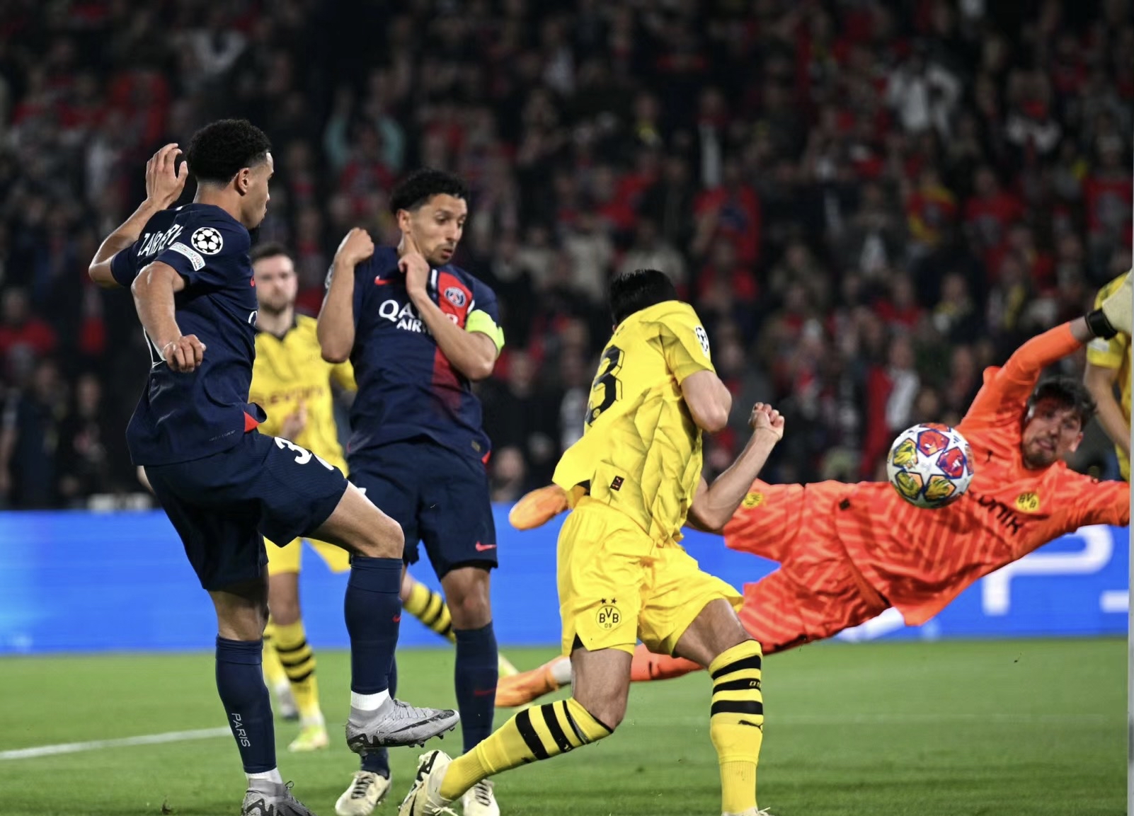 兰斯客场战胜多特蒙德，喜迎三分