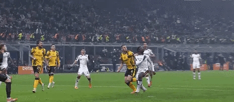 关于AC米兰客场遭遇失利,积分榜前景蒙上阴影的信息 关于AC米兰客场遭遇失利,积分榜前景蒙上阴影的信息