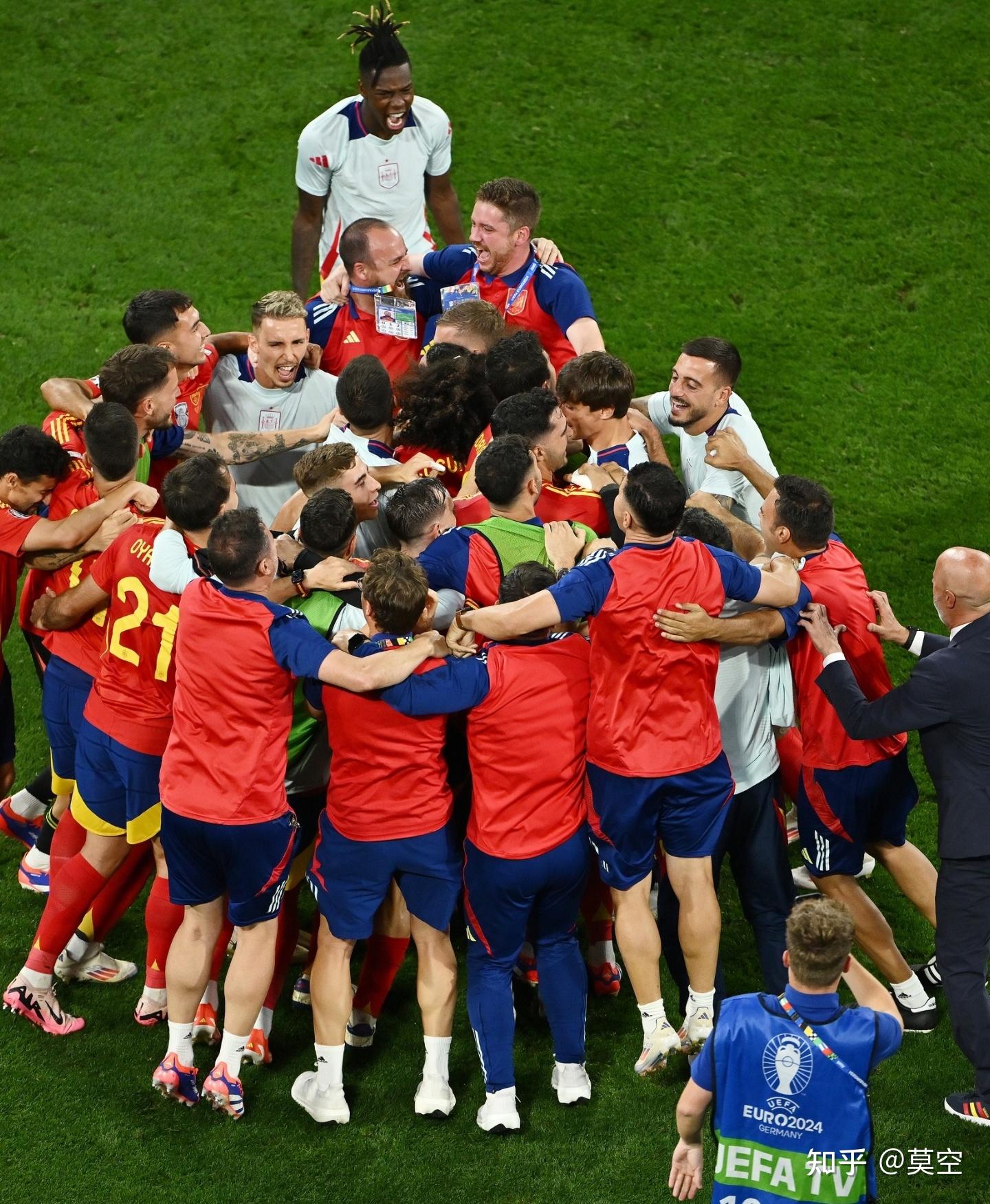 精彩的足球竞技,双方实力对比,现场观众尖叫的简单介绍 精彩的足球竞技,双方实力对比,现场观众尖叫的简单介绍