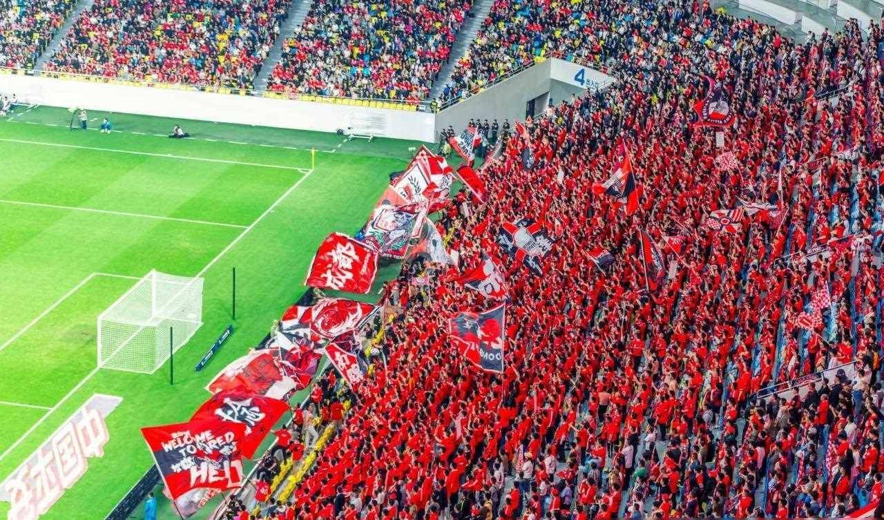 九游体育网页版入口-足球巨星们争夺荣誉，球场上激情澎湃的简单介绍