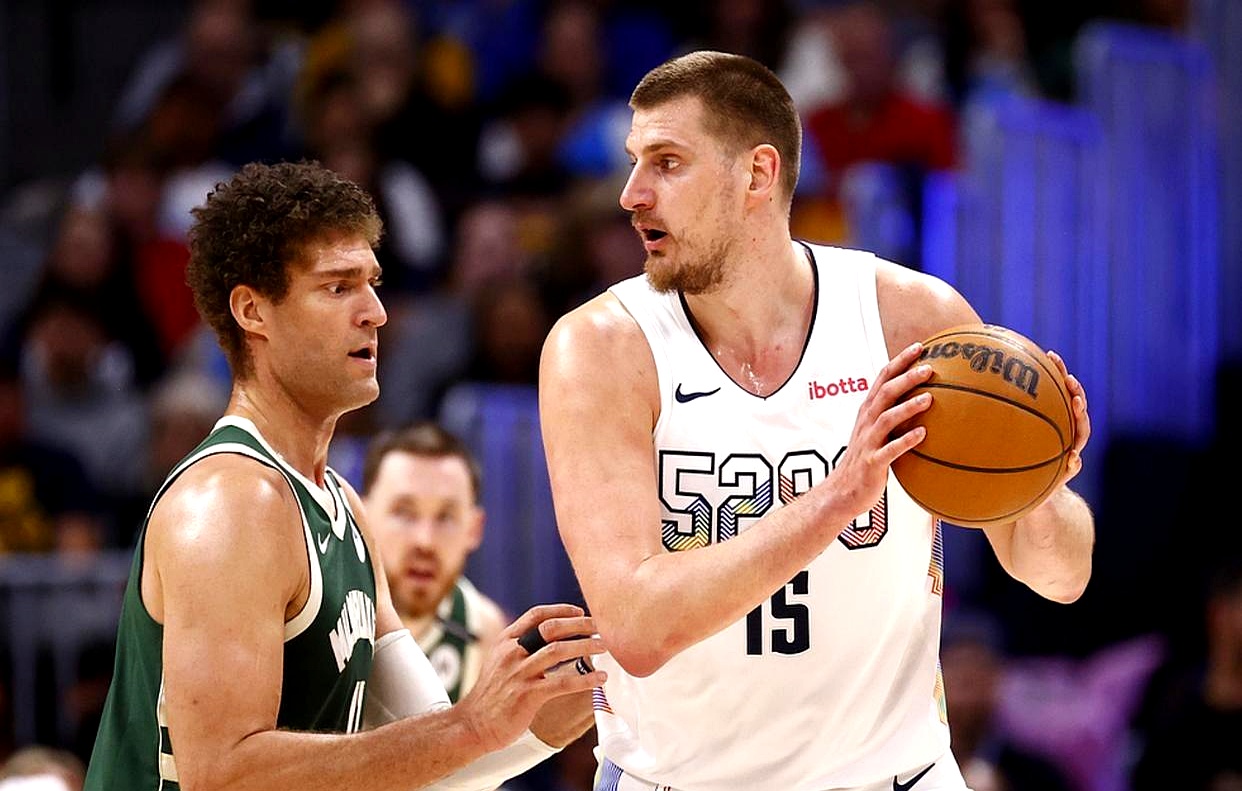 九游体育官网入口-雄鹿前锋连续两场砍下30+10+10，史上第四人轰三双的简单介绍