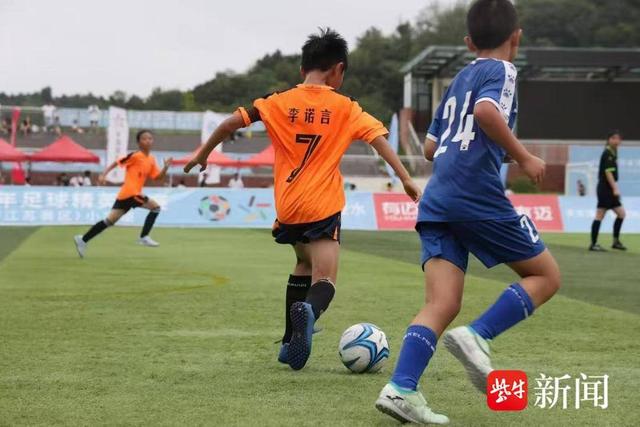 九游体育-足球赛场激战连连，球队冲刺胜利