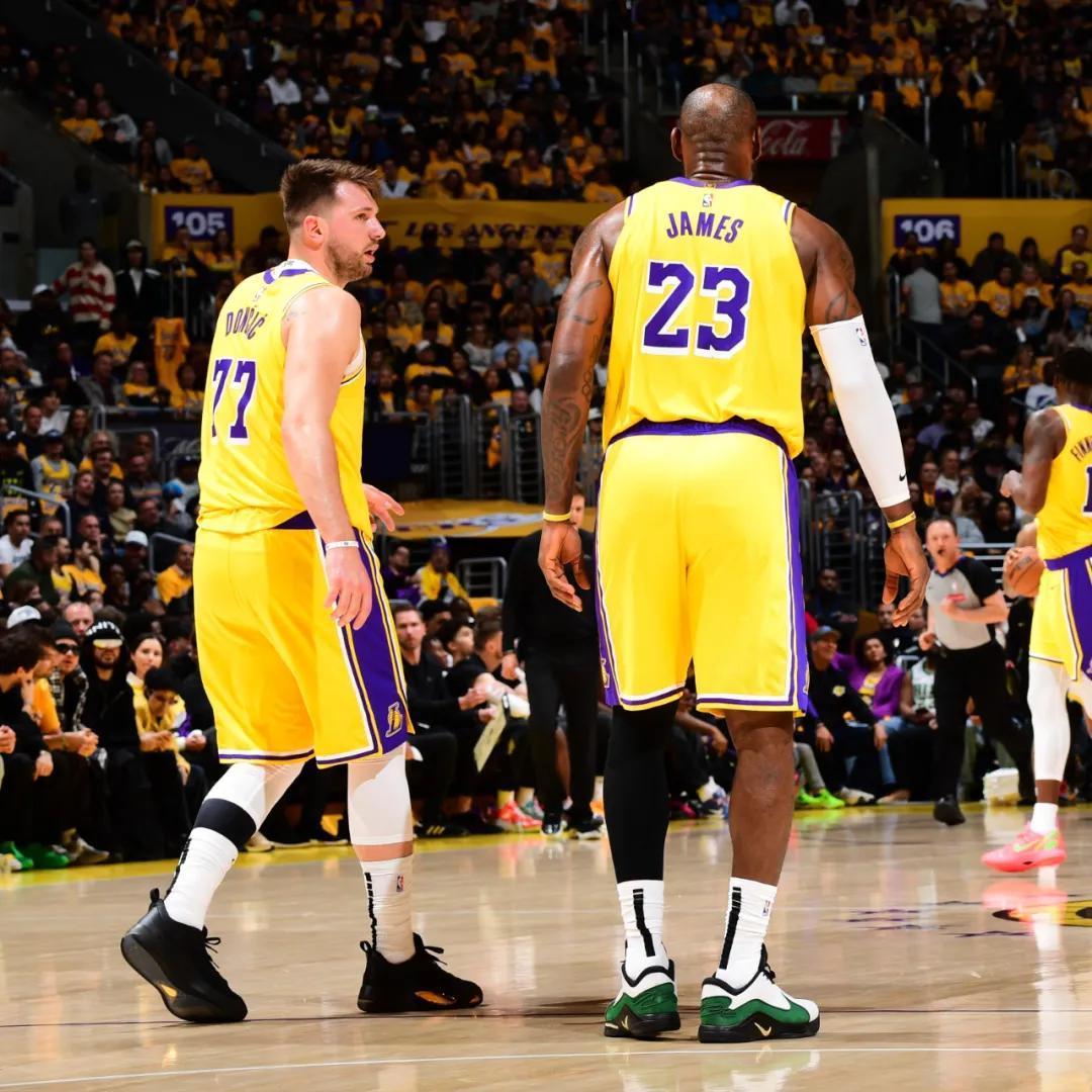 九游体育官方登录入口-精妙配合！球员默契动作引领全场