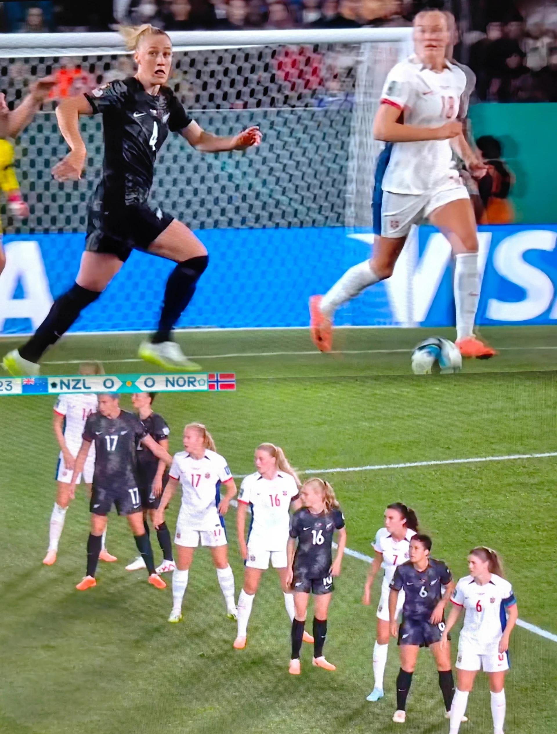 九游体育中国官网-世界杯女足比赛中场休息，球员们调整状态的简单介绍