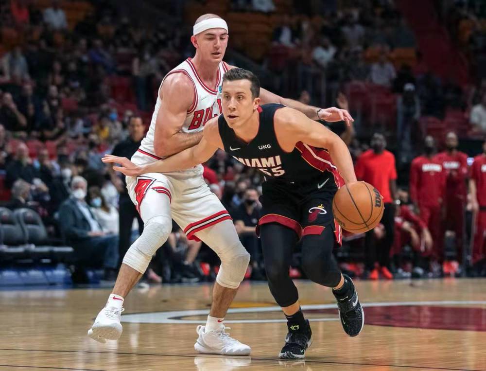 弗罗西诺内球员出色发挥,客场轻取对手 弗罗西诺内球员出色发挥,客场轻取对手