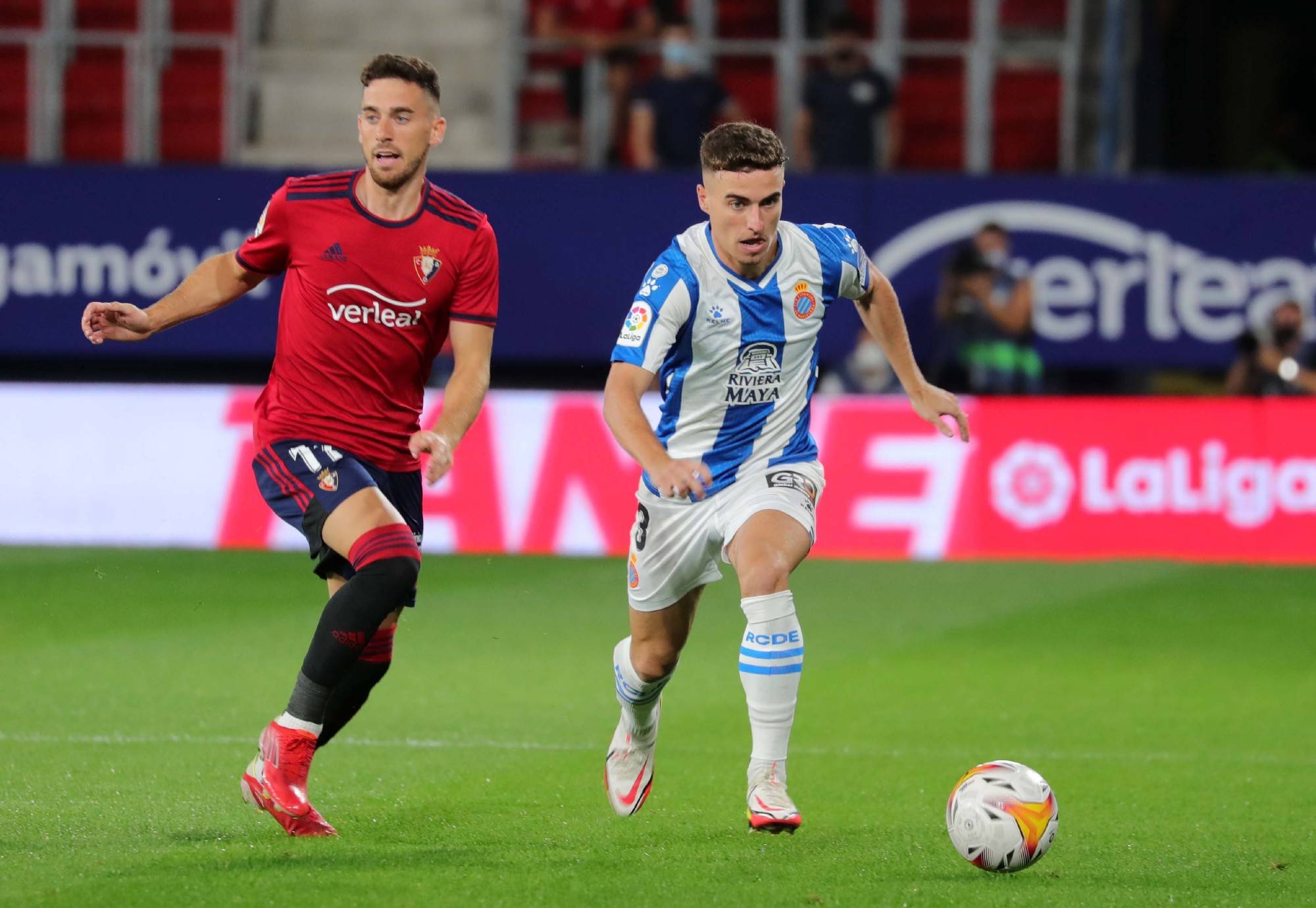 激烈对抗足球偶像实力碾压对手