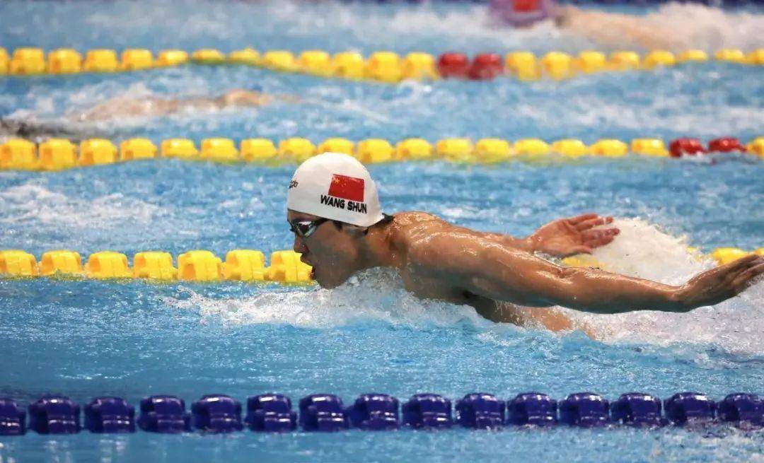 游泳比赛中出现新纪录创造者