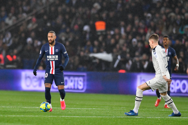 瓦伦西亚球迷为球队加油助威，士气高昂的简单介绍