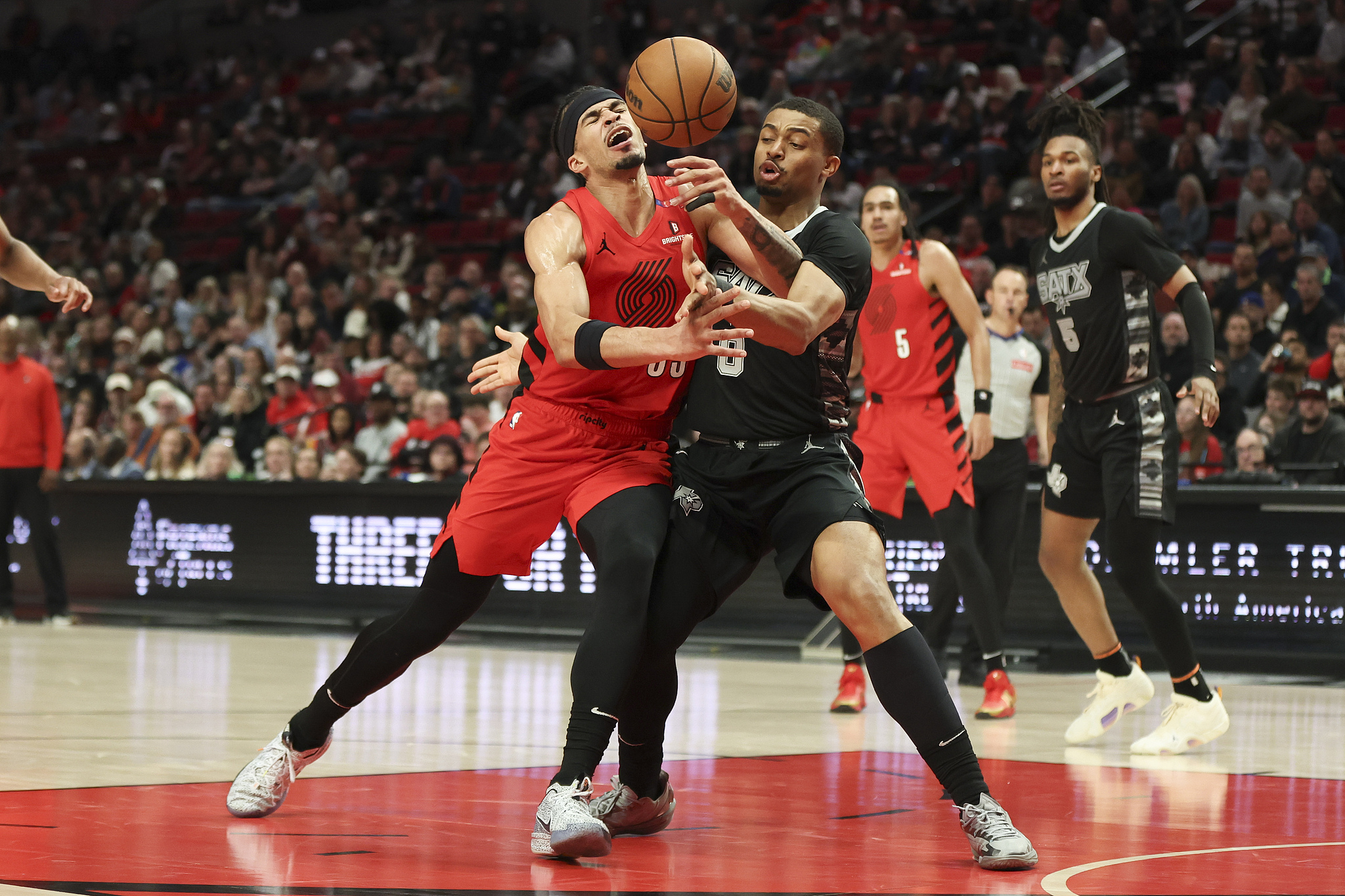 篮网客场大胜开拓者，豪取六连胜